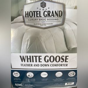 Hotel Grand White Goose Feather & Down Comforter. King size. Never opened.